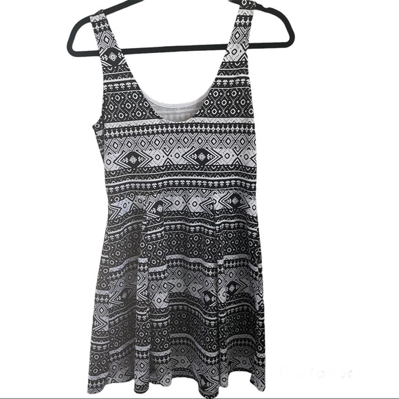 Divided H&M Women’s Fitted Short Tank Dress Aztec Print - Picture 4 of 8